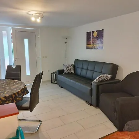 Apartman Iva *